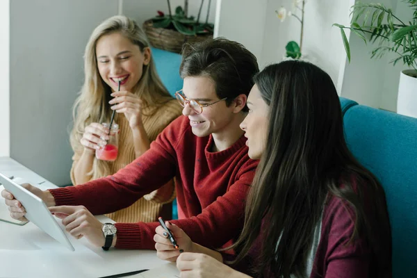 Gruppo Studenti Universitari Seduti Biblioteca Che Studiano Insieme Utilizzando Compressa — Foto Stock