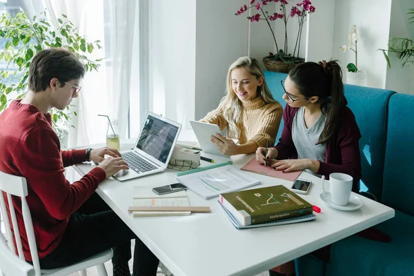 Grupa Studentów Siedzi Bibliotece Studiuje Razem — Zdjęcie stockowe