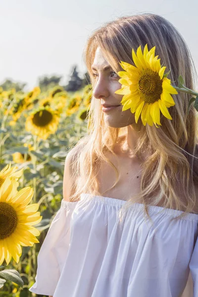 Vacker Blondin Kaukasiska Kvinna Står Vid Solros Fält Witrh Solros — Stockfoto