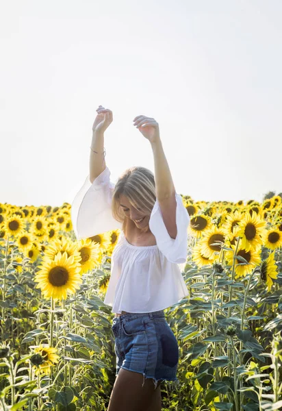 Bella Giovane Donna Bionda Che Balla Nel Campo Girasole Nella — Foto Stock