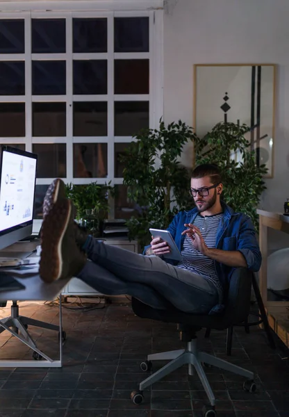 Joven Hombre Negocios Guapo Usando Una Tableta Mientras Trabaja Una — Foto de Stock