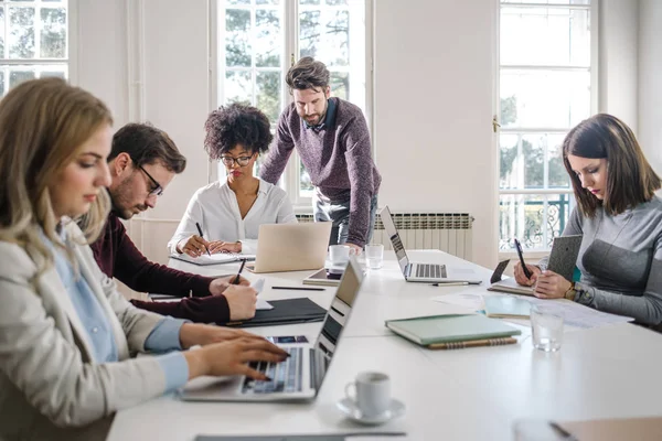 Unga Företagare Att Skriva Bärbar Dator Och Skriva Konferensrummet — Stockfoto