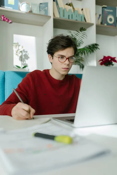 Ragazzo Che Studia Alla Biblioteca Universitaria Foto Stock