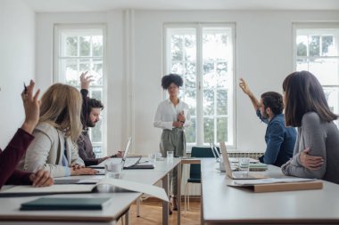 Genç Afrika işkadını modern ofis onun arkadaşları için sunuyu yapma.