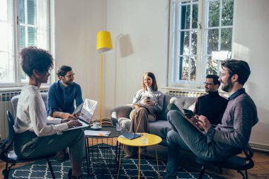 Takımda çalışan iş adamları gülümseyen Genç Grup.