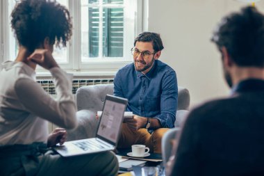 Genç iş adamları modern ofis alanı çalışma grubu.
