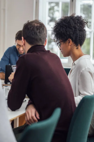 Jeunes Gens Affaires Travaillant Dans Espace Bureau Moderne — Photo