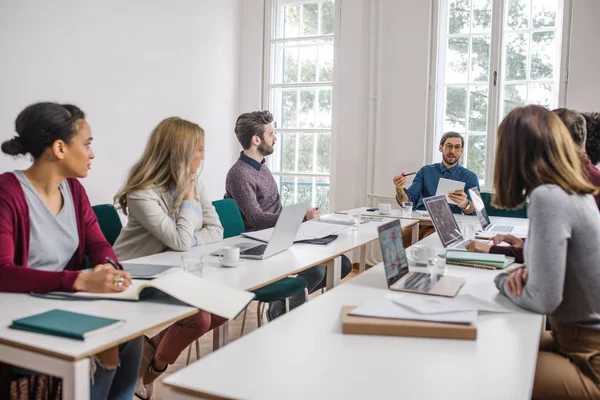 Grupo Jovens Empresários Que Têm Uma Reunião Espaço Escritório Moderno — Fotografia de Stock