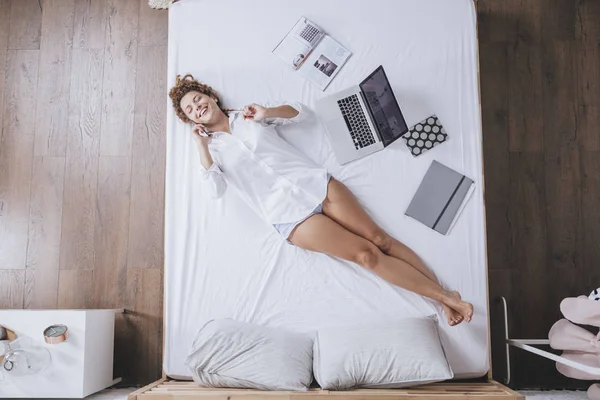 Фотография Довольно Улыбающейся Белой Женщины Разговаривающей Мобильному Телефону Лежащей Кровати — стоковое фото