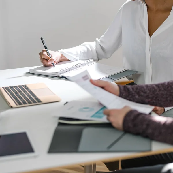 Handen Van Onherkenbaar Zakenmensen Het Maken Van Notities Moderne Kantoorruimte — Stockfoto