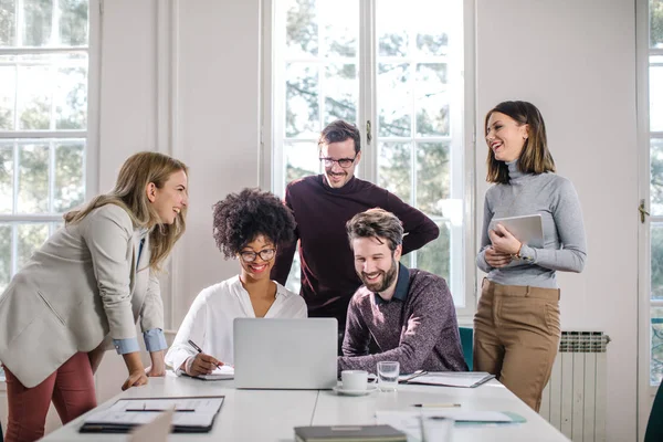 Grupo Jóvenes Empresarios Que Trabajan Moderno Espacio Oficinas — Foto de Stock