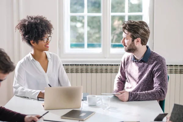 Jeunes Gens Affaires Tapant Sur Ordinateur Portable Écrivant Dans Espace — Photo