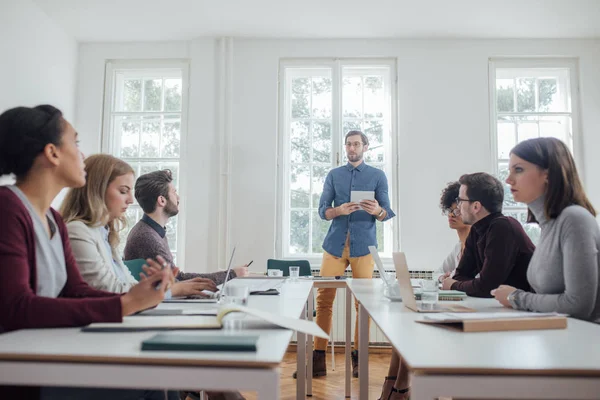 Jeune Homme Affaires Faisant Une Présentation Ses Collègues Espace Bureau — Photo