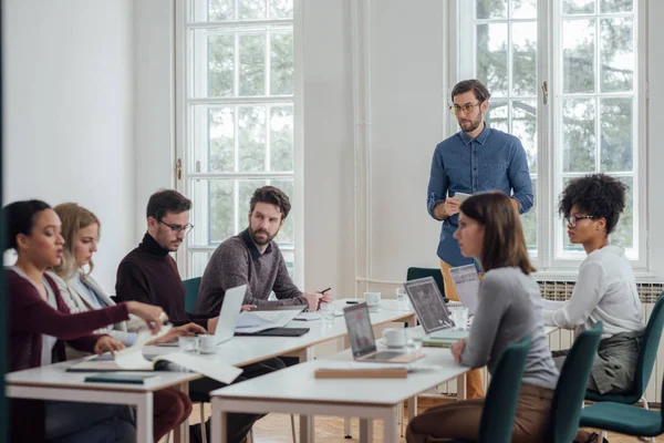 Joven Empresario Haciendo Una Presentación Sus Colegas Moderno Espacio Oficinas — Foto de Stock