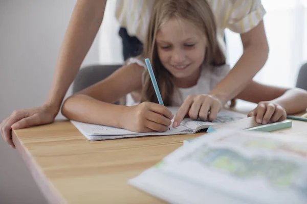 Niedliche Blonde Kaukasische Mädchen Schreiben Mit Ihrer Mutter Helfen — Stockfoto