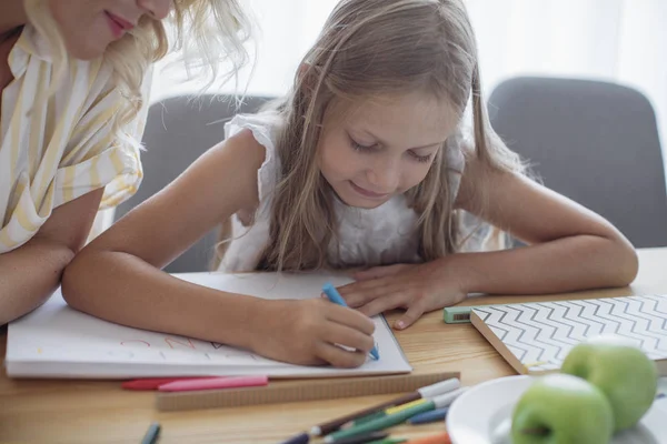 Schattig Kaukasische Schoolmeisje Schrijven Van Brieven Papier Met Haar Moeder — Stockfoto