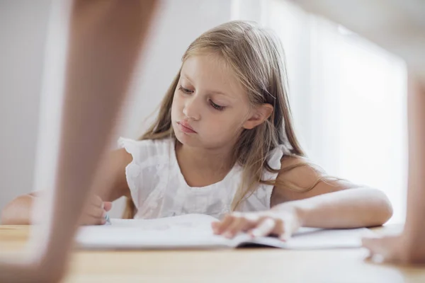 Süße Blonde Schulmädchen Sitzt Der Schule Und Schreibt Ihr Notizbuch — Stockfoto