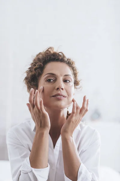 Hübsche Lächelnde Kaukasierin Die Während Ihrer Morgenroutine Eine Lotion Auf — Stockfoto