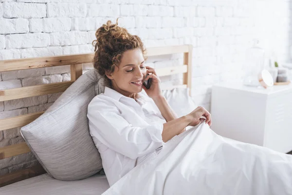 Vrij Lachende Kaukasische Vrouw Praten Haar Mobiele Telefoon Tijdens Het — Stockfoto