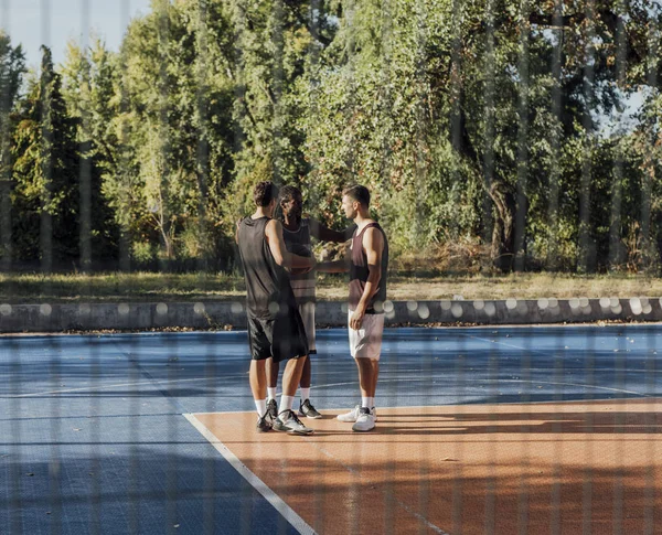 Three Young Men Standing Outdoor Basketball Court — Stock Photo, Image