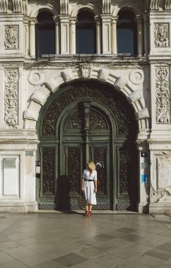 Tatil Akdeniz Kent güzel sarışın kadının.