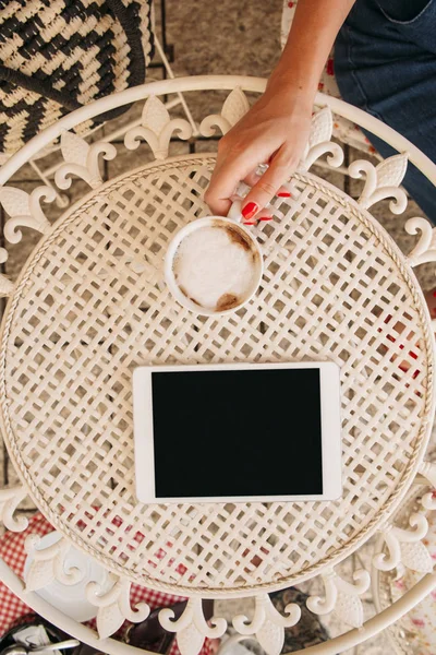 Hand Einer Kaukasischen Frau Mit Einer Tasse Kaffee Neben Einer — Stockfoto