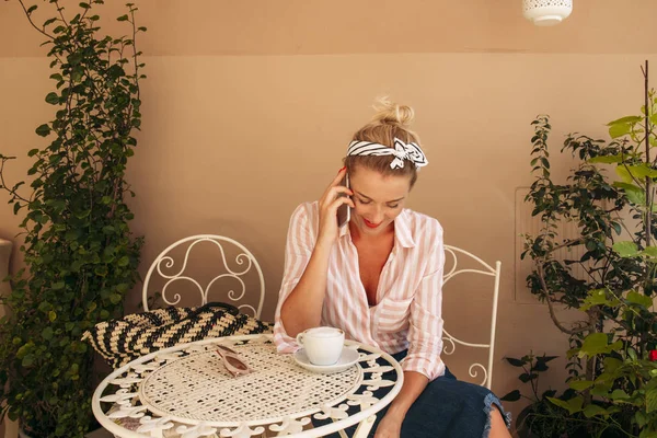 Vackra Kaukasiska Kvinna Talar Mobiltelefon Medan Sitter Ett Utomhus Café — Stockfoto