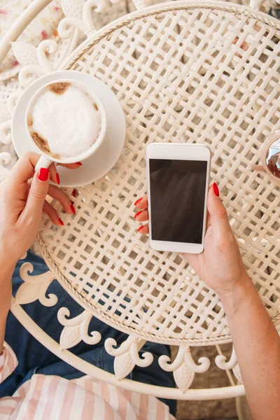 Manos Una Mujer Caucásica Usando Teléfono Móvil Mientras Está Sentada — Foto de Stock