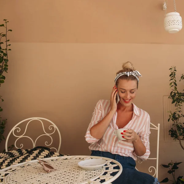 Портрет Красивой Белой Женщины Разговаривающей Мобильному Телефону Сидя Кафе Открытом — стоковое фото