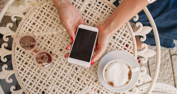 Руки Кавказьких Жінці Допомогою Мобільного Телефону Сидячи Придорожньому Кафе — стокове фото