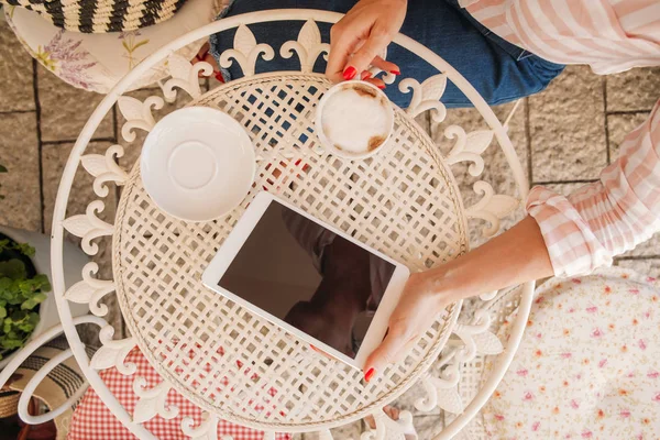 Mãos Uma Mulher Caucasiana Usando Comprimido Enquanto Está Sentado Café — Fotografia de Stock