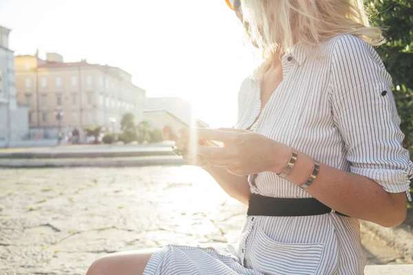 Oigenkännliga Kaukasisk Kvinna Med Solglasögon Med Mobiltelefon Medan Sitter Bänk — Stockfoto