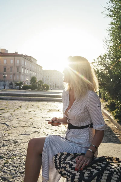 Beautiful Elegant Stylish Caucasian Woman Sunglasses Using Mobile Phone While — Stock Photo, Image