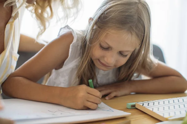 Aranyos Kaukázusi Iskoláslány Leveleket Papírra Segít Édesanyjával — Stock Fotó