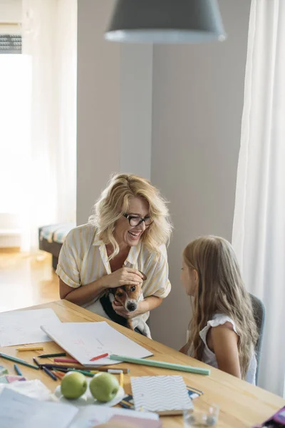 Vrij Lachende Kaukasische Vrouw Haar Schattige Dochter Knuffelen Hun Hond — Stockfoto