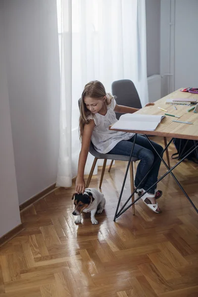 Söt Blond Skolflicka Sitter Hemma Och Myser Hennes Hund Husdjur — Stockfoto