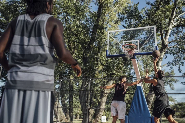 Drie Jonge Mannen Spelen Basketbal Een Buiten Basketbalveld — Stockfoto