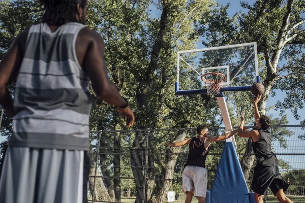 Três Jovens Jogando Basquete Uma Quadra Basquete Livre — Fotografia de Stock