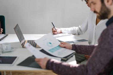 Modern ofis alanı notlar alarak genç iş adamları.