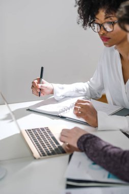 Modern ofis alanı notlar alarak genç iş adamları.