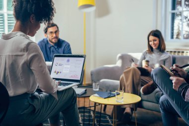 Grup genç iş insanlar buzdolaplarımızda modern şirkette beyin fırtınası.