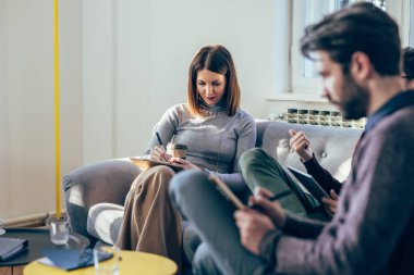 Genç iş adamları modern ofis alanı çalışma grubu.