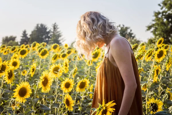 Bella Donna Caucasica Bionda Piedi Campo Girasole Nella Soleggiata Giornata — Foto Stock