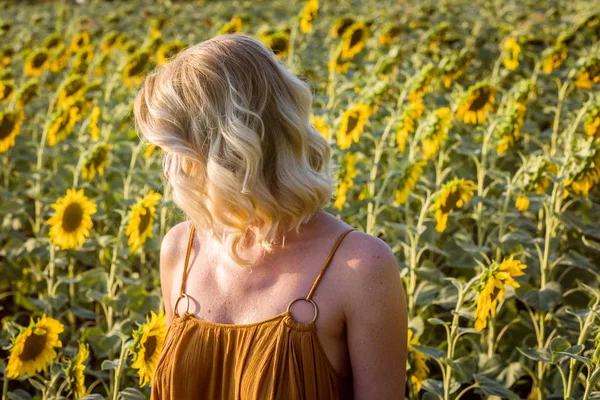 Портрет Красивої Блондинки Стоїть Соняшниковому Полі Влітку День — стокове фото