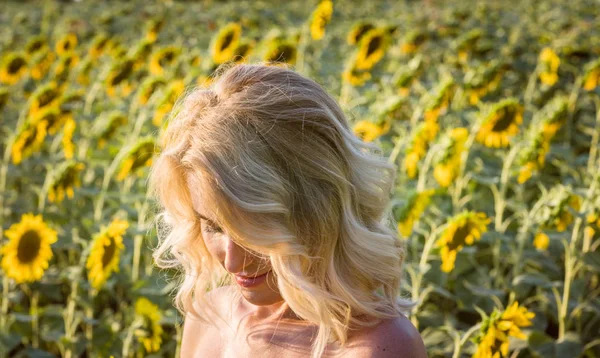 Bella Donna Caucasica Bionda Posa Nel Campo Girasole Susnset — Foto Stock