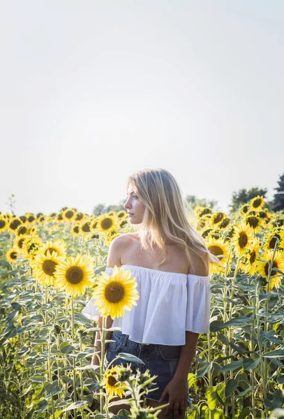 Mooie Blonde Vrouw Van Kaukasische Permanent Bij Zonnebloem Veld — Stockfoto