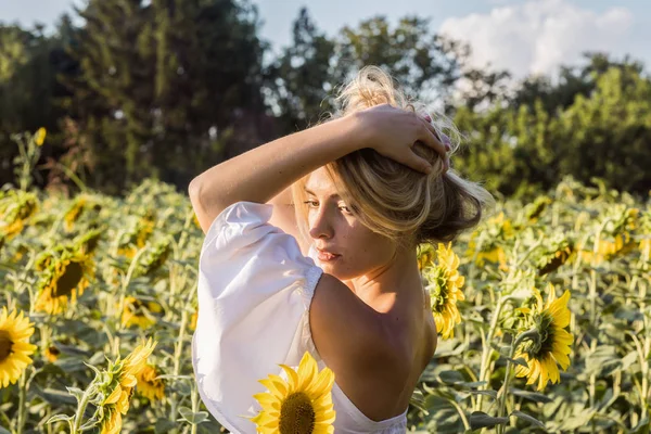 Vacker Blond Sensuell Kaukasisk Kvinna Står Vid Solros Fält — Stockfoto