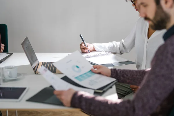 Les Jeunes Gens Affaires Prennent Des Notes Dans Espace Bureau — Photo