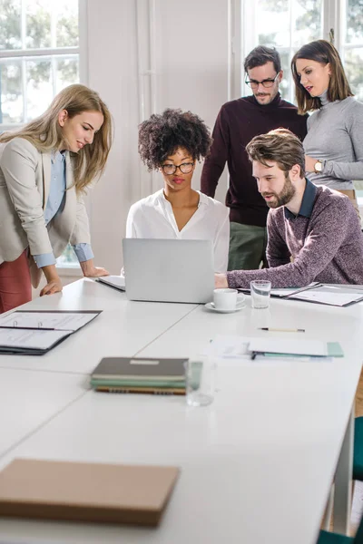 Grupo Jóvenes Empresarios Que Trabajan Moderno Espacio Oficinas — Foto de Stock