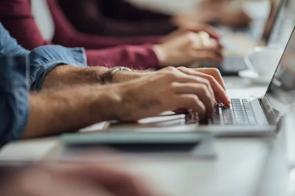 Handen Van Onherkenbaar Zakenmensen Typen Hun Laptops Moderne Kantoorruimte — Stockfoto